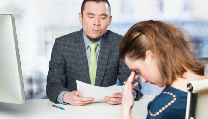 10 erros de linguagem corporal que destroem suas entrevistas de emprego